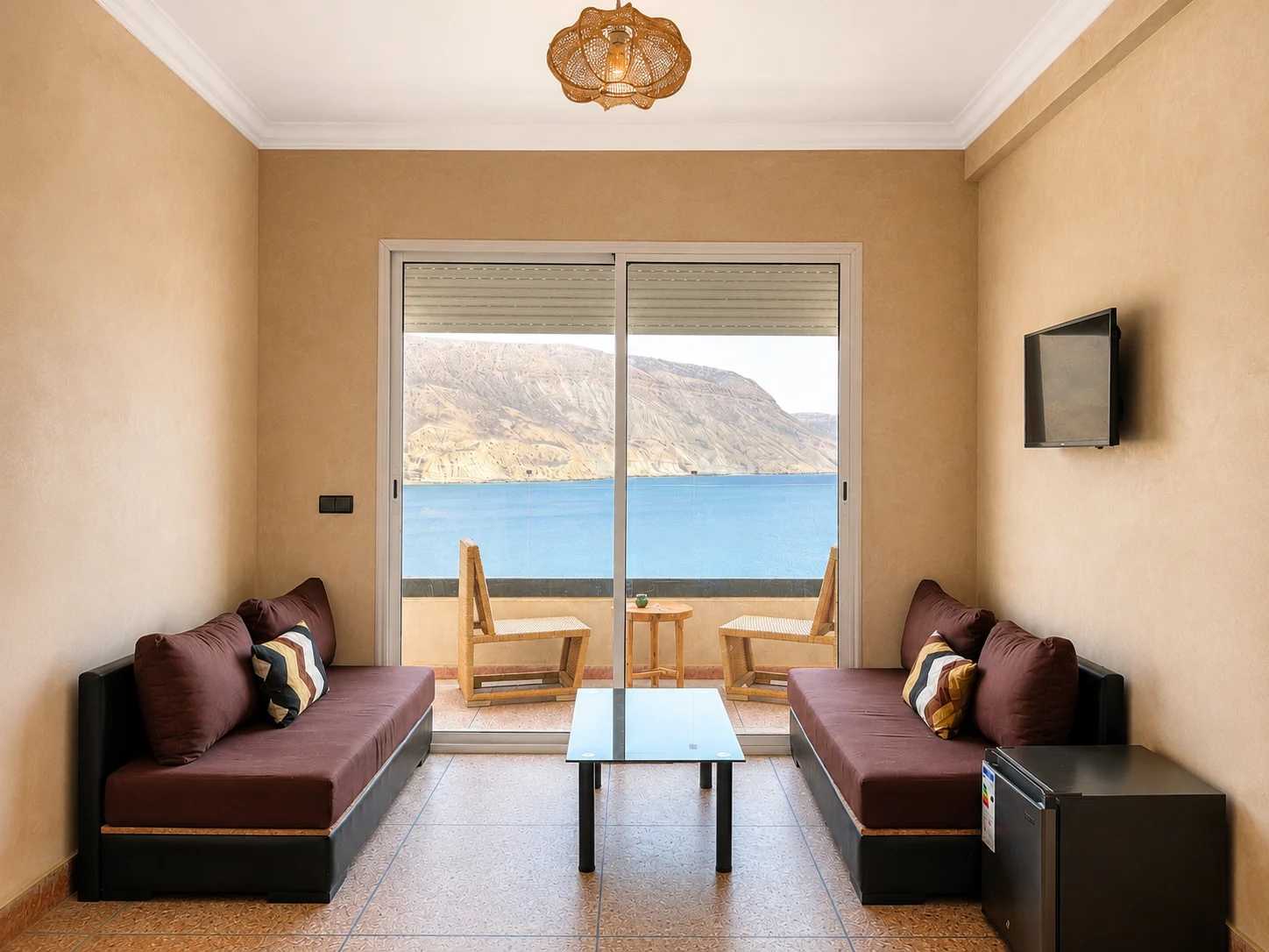 Suite salon · doors onto the bay