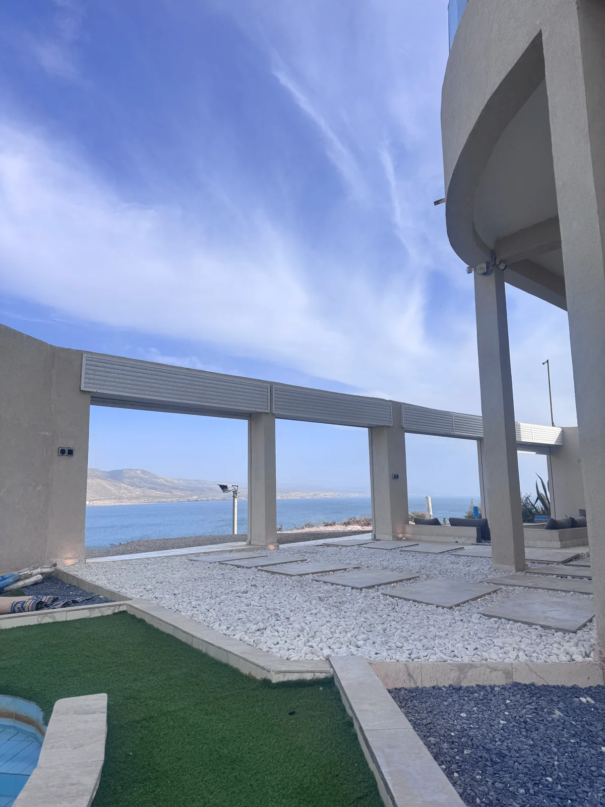 The roof terrace · midday